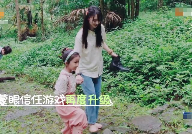  素养|郑爽被小朋友牵着走路，磕到脚时疼到喊叫，她之后的做法看出素养