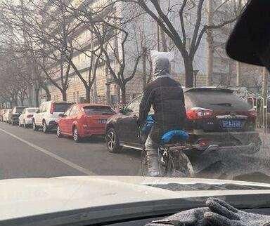  大哥|两位大哥，是现场的音乐太燃了吗？都直接跳起舞来了！