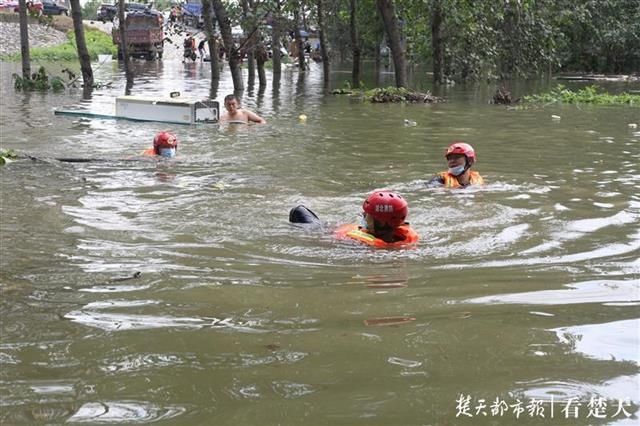  救援|【视频】汽渡口处宿舍淹水4人被困，水深约2米，关键时刻救援来了