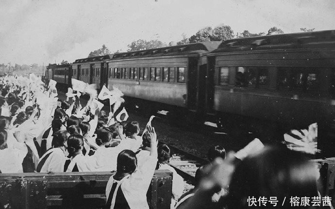 疯狂|二战老照片:战争时期日本女人比男人更疯狂,持枪上战场