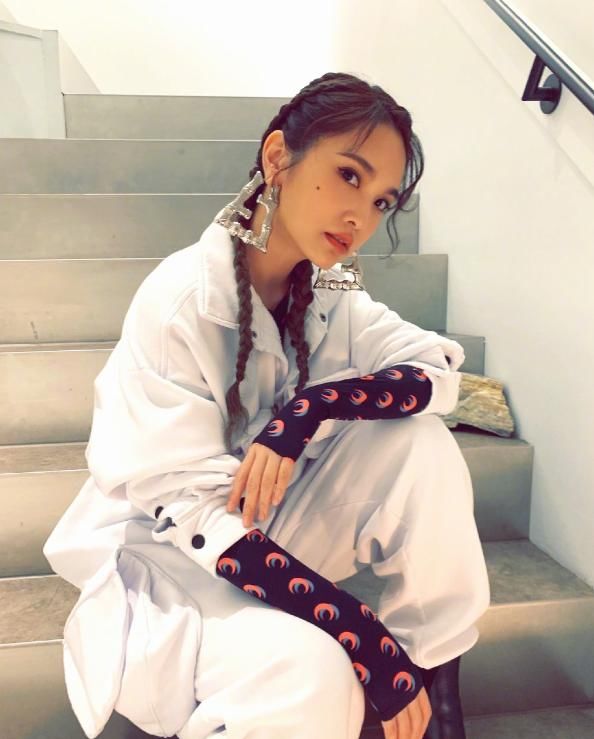 发色|杨丞琳穿搭日系小清新，发色搭配服装更亮眼，造型又甜又盐