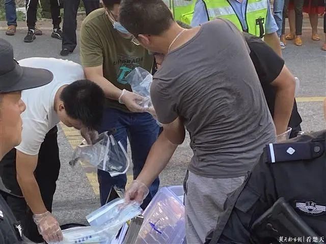  原因|细节曝光！曾春亮被抓时裤子被扒是这个原因！受害者家属发声