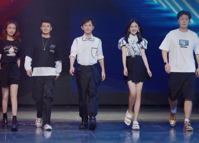  黄明昊|《快本》最新一期厉害了，四位选秀男神做客，看到蔡徐坤就乐开花！