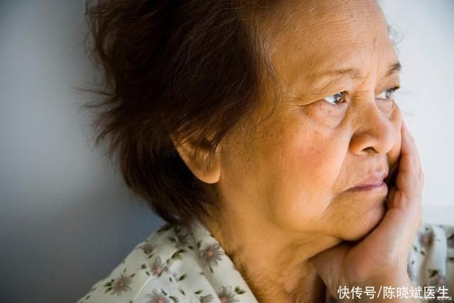 牙疼怎么缓解牙齿痛得撕心裂肺(牙齿痛得“撕心裂肺”?中医:送你2味中药，消除红肿、缓解牙痛)
