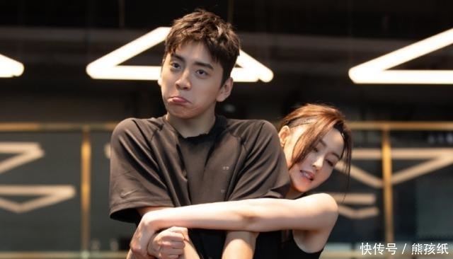  甜蜜|王大陆替张天爱脱袜，张天爱为他卸妆素颜，甜蜜得让王菊好悲伤