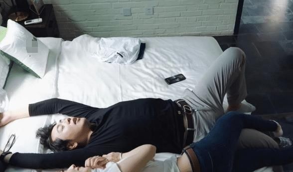 尴尬|吉娜亲密夹住郎朗的腿,朗朗出现尴尬瞬间,还好节目组贴心打码