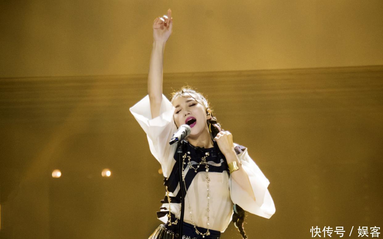  乘风破浪|《乘风破浪的姐姐》引争议，姑姑怒怼“为何拿明星与我比？”