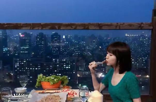  毛晓彤|毛晓彤气质好神奇，和谁都有cp感，女团上衣可以穿成好嫁风