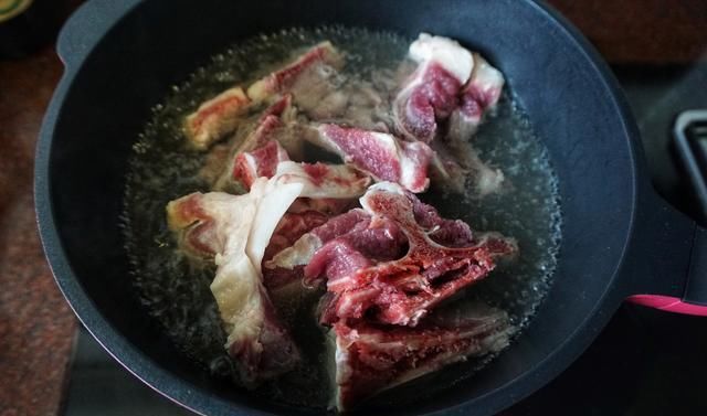  好吃|春菜和它这样炖，鲜咸香嫩，老公夸口好吃，吃到最后连汤汁都不剩