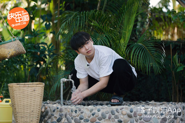  蘑菇屋|《向往4》快乐家族道幕后故事 许光汉送彭昱畅同款磁带