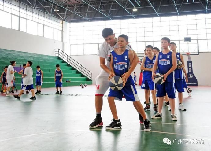 名将|【聚焦】篮球名将李楠现身花都,体育名片越擦越亮!