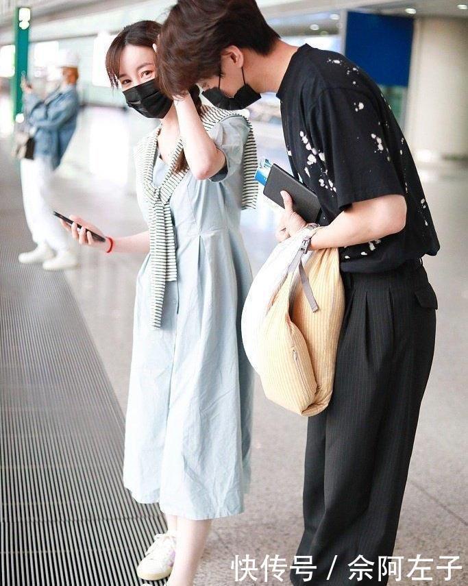  黑色衬衫|张檬小五十指相扣现身机场，大方秀恩爱，高调撒狗粮！配的一脸