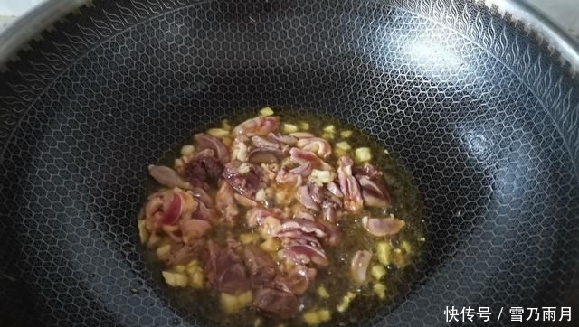  酸辣鸡杂|炒鸡杂时,需要焯水吗,很多人做错了,难怪鸡杂腥味重不滑嫩