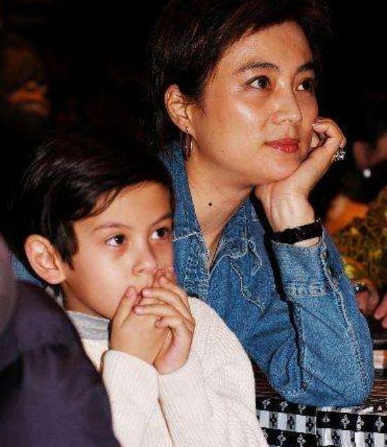 曝光|＂玉兔精＂李玲玉儿子罕曝光！鼻梁高挺眉毛浓，22岁气质不输男明星