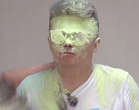  糊脸|德云男团遭惩罚，周九良遭面粉糊脸，郭麒麟被抓，秦霄贤也不容易