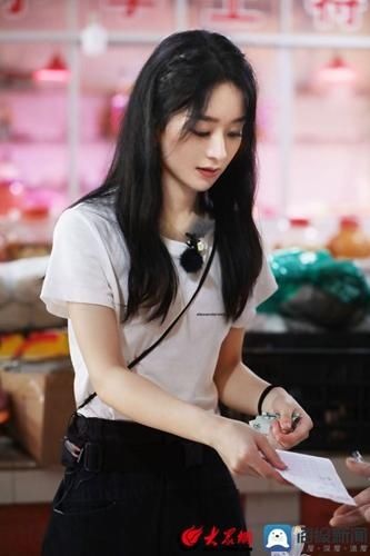  节目|《中餐厅》首播财务总监赵丽颖上线 身兼数职极具责任心获赞