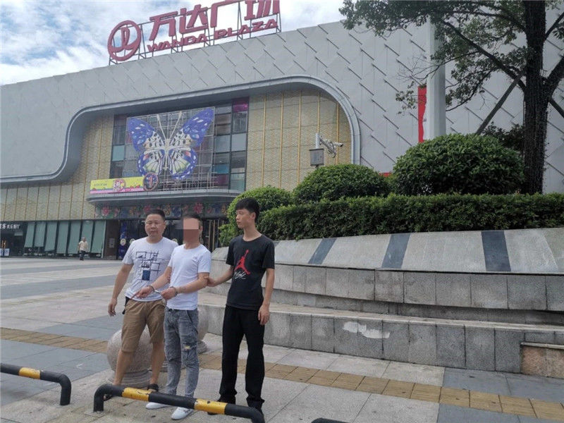  金戒指和|朋友称要见女网友要撑场面，男子把金戒指金项链都借出去，结果一不留神朋友跑了