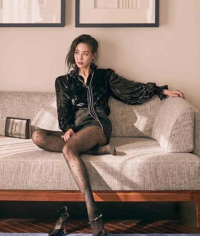  短裤|张钧甯造型“A爆”！穿黑色亮面衣配高腰短裤，“丝袜腿”太迷人
