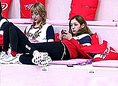  希林|粉丝提醒希林注意体态，谁看到一旁陈卓璇的表情？现场一脸懵