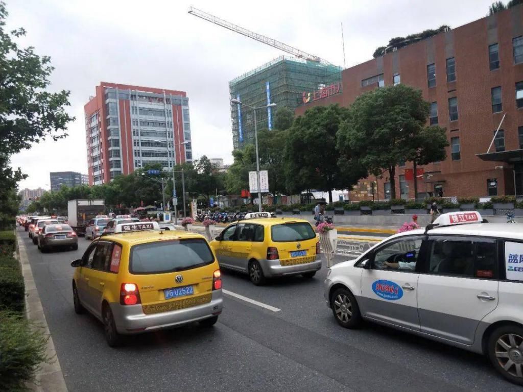  拥堵|让校门口的道路畅通起来