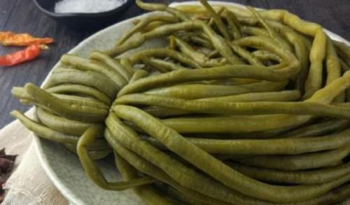 酸豆角|七十岁老奶奶腌豆角,用它来代替白开水,3天就能吃,又酸又脆!