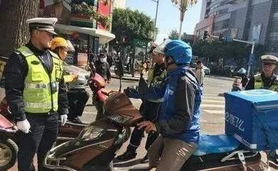 值得|外卖小哥：为抢时间而拼命，不值得