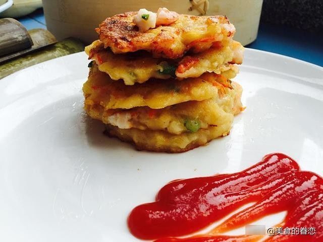 虾饼|胡萝卜鲜虾饼，鸡肉沙拉，番茄豆，小炒牛肉的做法