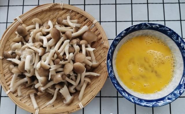 好好|鸡蛋和蟹味菇最棒的做法,微辣鲜香,滑嫩爽脆,实在好好味