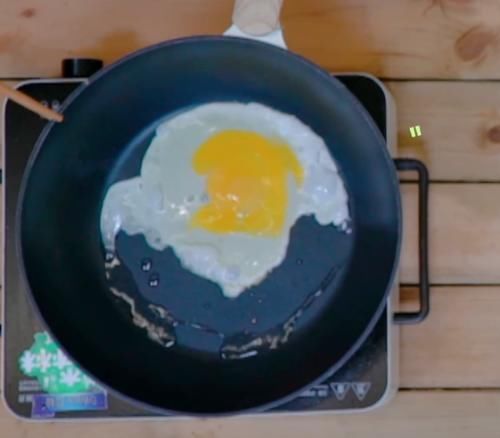 兄妹|谭松韵想吃煎鸡蛋，张新成主动帮忙，却煎的不太好，松韵的安慰暖心了