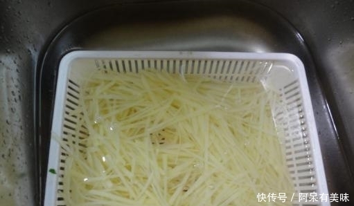 技巧|家里炒土豆丝总是粘锅?30年大厨:学会1个技巧,酥脆爽口贼下饭