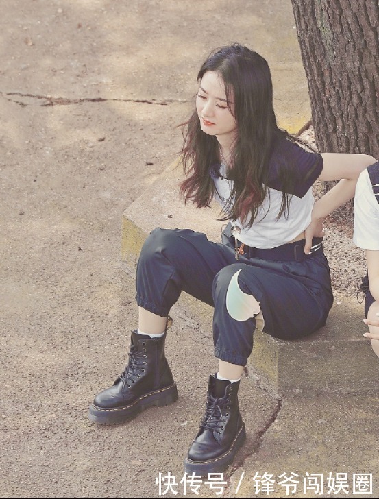 奶粉|赵丽颖《中餐厅》最新路透照曝光,累得坐地上手扶腰,为奶粉钱拼命?