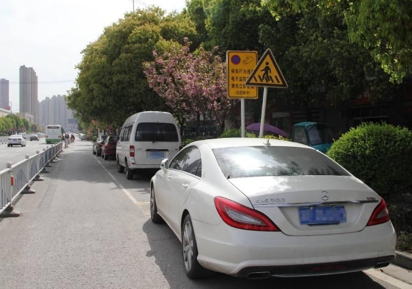  乱停车|车子被挡道怎么办？暴躁女司机三次加速，直接撞出一条路