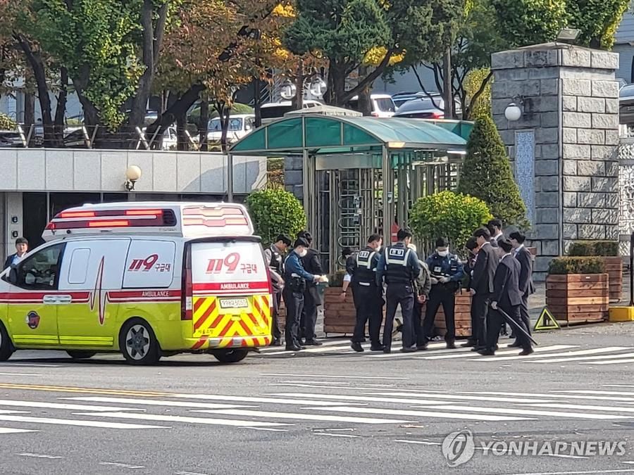 韩国国防部外发生持刀伤人事件，一77岁男子被捕