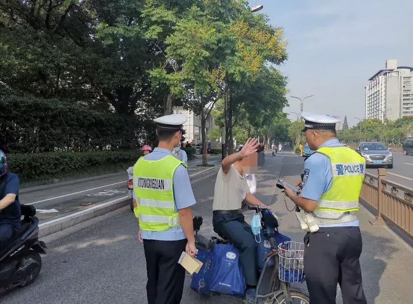 刚刚|刚刚，扬州开出首批“不戴头盔”罚单