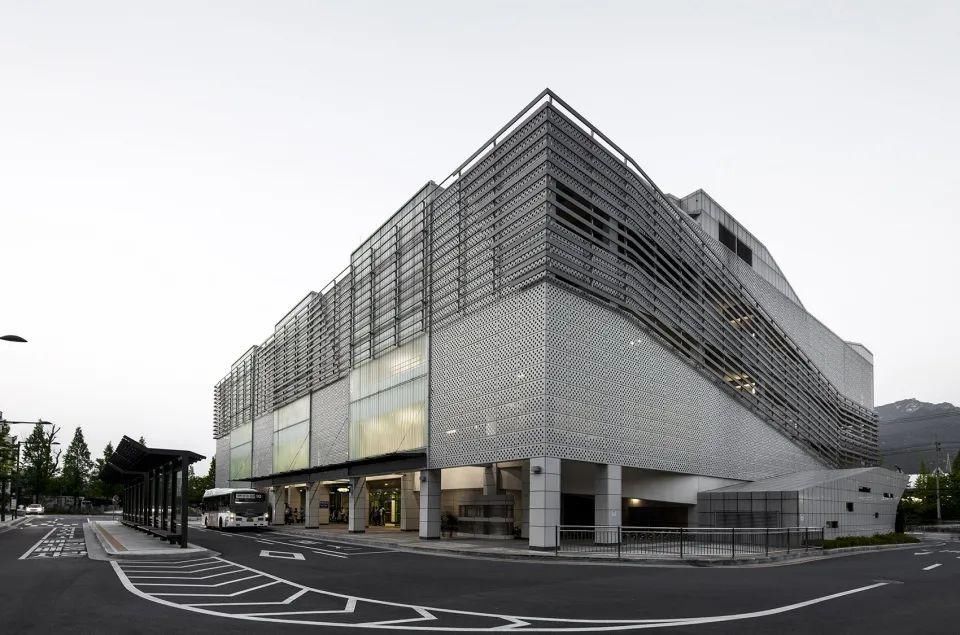  空间|5 个停车楼设计：“树”向生长的停车空间