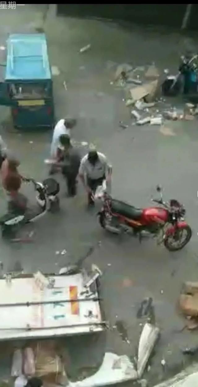  哄抢|货车高速遇事故，7吨猪肉遭哄抢，连车门都被拉走！警方通报：严肃处理