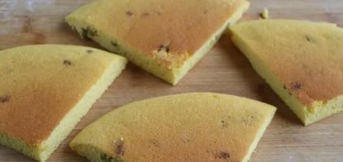  松软|平底锅玉米面煎饼，不用油也松软，撒把葡萄干更有嚼劲