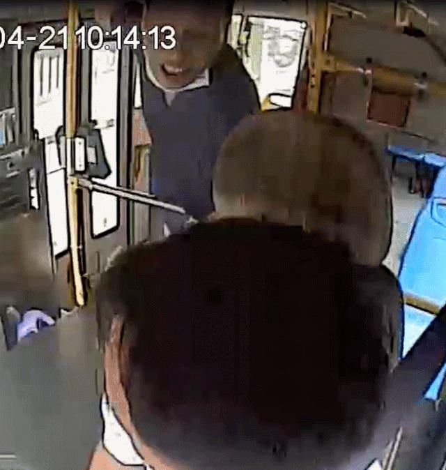  回报|持续捶打司机16拳，换来“回报”3年刑