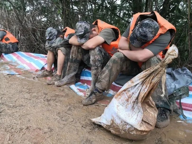 官兵|【青分享】多支部队的7000余名官兵正在第一线参加抗洪抢险任务