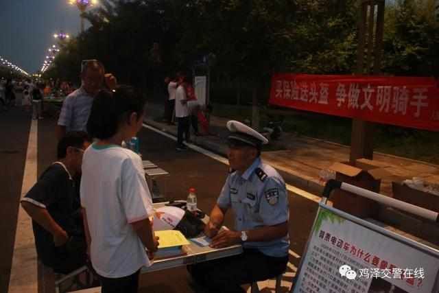  鸡泽|「一盔一带」鸡泽交警夜市摆地摊宣传交通安全