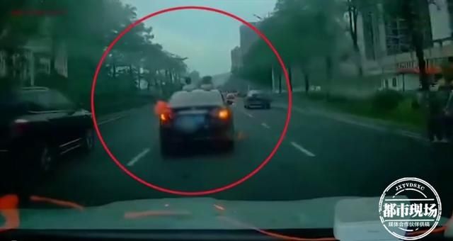  危险|太危险了！2个孩子坐在车顶，父亲竟全然不知