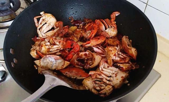  螃蟹|螃蟹别再蒸着吃了，这样一做外酥里又嫩，炒了一大盘硬是不够吃！