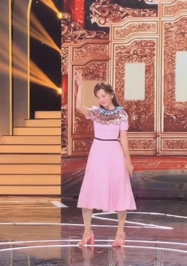  主持|央视主持朱迅上班太萌，穿粉色长裙跳无价之姐，忘记动作全场欢呼
