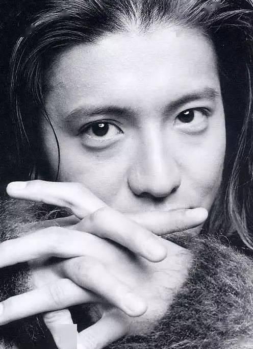  神颜|男神都逃脱不了中年油腻？48岁的他却比18岁时的神颜更让我心动