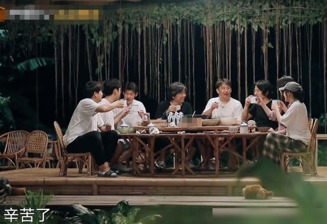  嘉宾|菜上桌，何炅首次没第一个夹菜，得知客人是谁，才知何炅情商多高