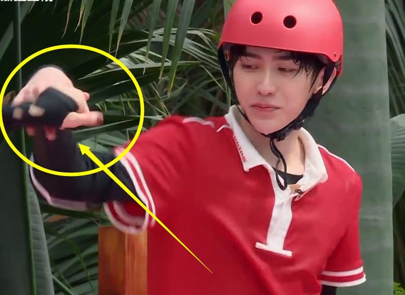  耳根|蔡徐坤第一次主动牵手女嘉宾，瞬间耳根微红，得知女方身份：我酸了