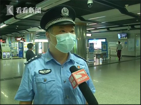 套话|8岁男童进地铁站＂大闹＂ 民警陪做数学题套话...