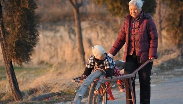 可恨|“新型不孝”开始蔓延,半数80后90后还不以为意,比啃老还可恨