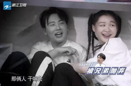  大笑|郭麒麟又被围攻撕名牌，女孩子们都在大笑，只有baby的反应最暖心