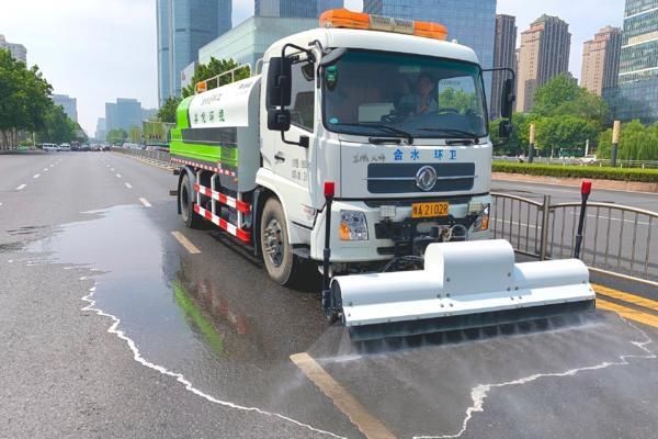  工作|它能降尘、调节空气湿度，还能时而在街头折射彩虹